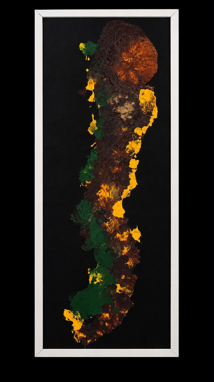 Obra abstrata vertical em verde, laranja e amarelo sobre fundo preto, em moldura branca