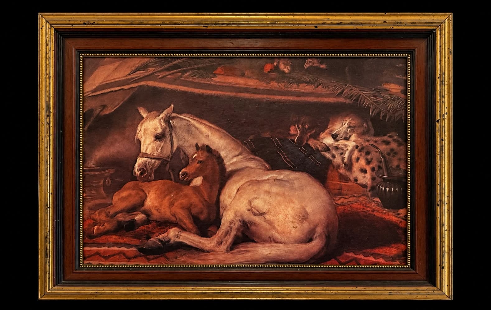 Pintura clássica de égua e potro em repouso, em moldura dourada trabalhada