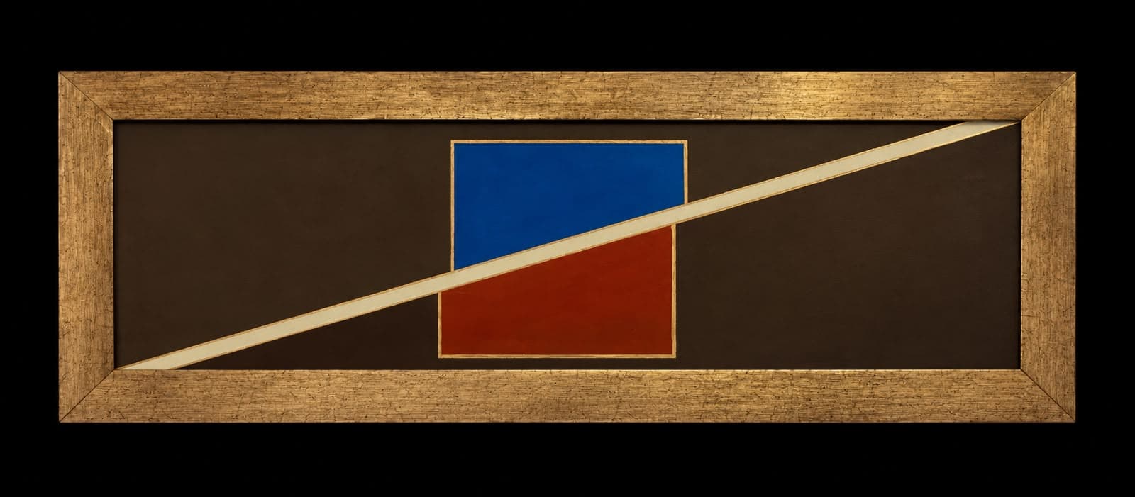 Quadro geométrico com retângulos azul e vermelho cortados por uma diagonal, em moldura dourada horizontal