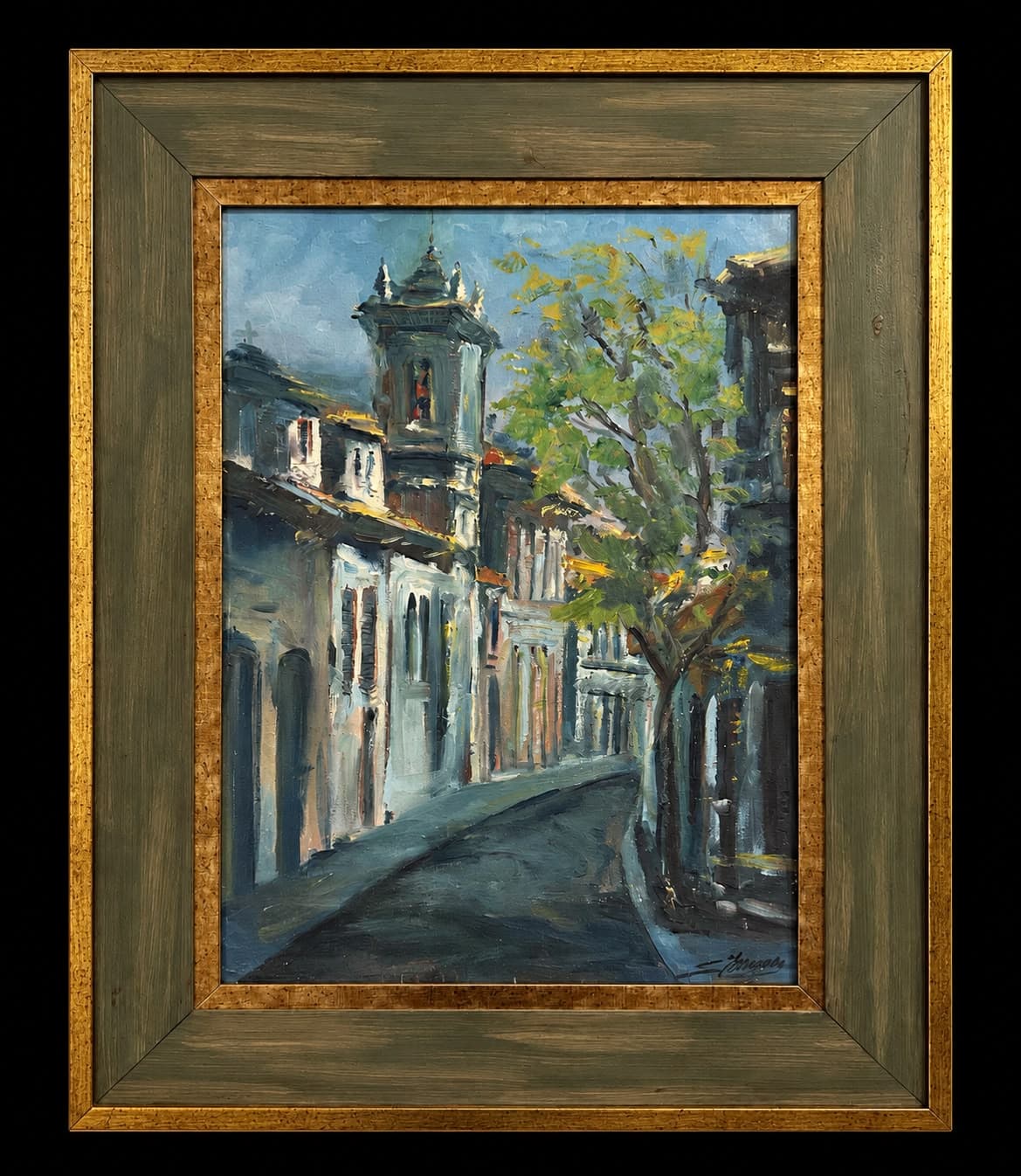 Pintura de rua colonial com igreja ao fundo, em moldura verde com filete dourado